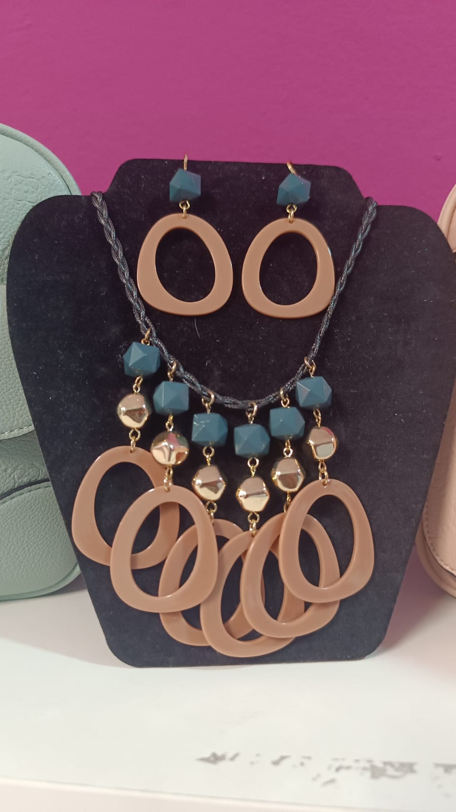 Conjunto de collar y pendientes